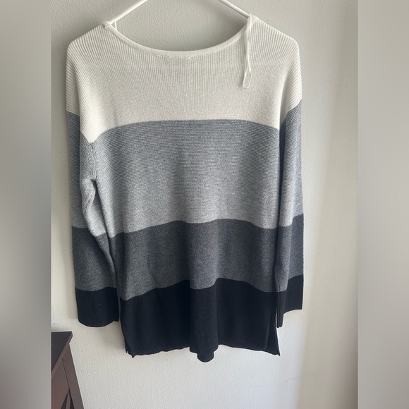 Vince Camuto Women's Colorblock Pocket Sweater - Picture 3 of 6